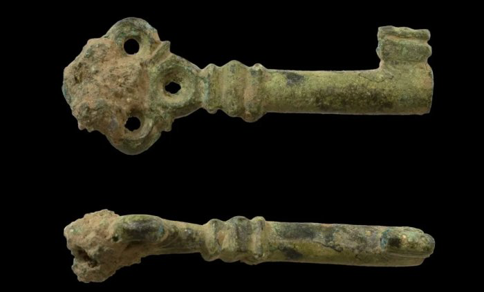 Late medieval (c. 1300–1539) rotary key discovered in Claverham Village, UK