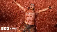 'Mind-blowing': Thousands bathe in tomato sauce at La Tomatina