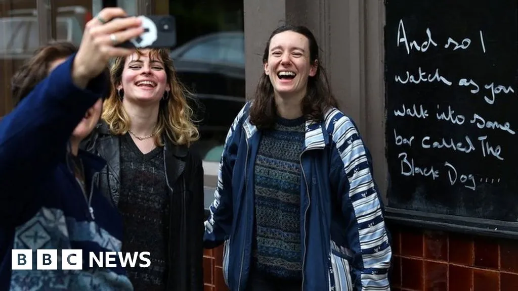 Taylor Swift fans 'overwhelming' London pub The Black Dog