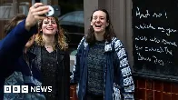 Taylor Swift fans 'overwhelming' London pub The Black Dog - BBC News