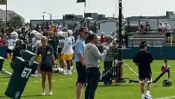 Jordan Love has fun chatting with HOF QB Peyton Manning before Packers practice, then completes a couple deep passes