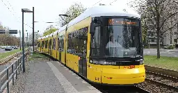 Berlin: An Tram-Haltestelle transfeindlich beleidigt und bespuckt