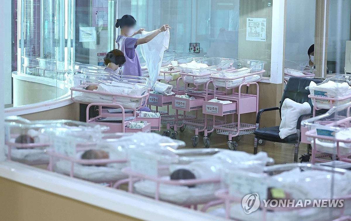 S. Korea continues natural fall in population amid record low births | Yonhap News Agency