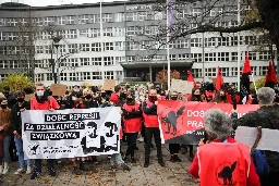 Kraków. Protest przed Uniwersytetem Pedagogicznym przeciwko "zwolnieniom i szykanom"