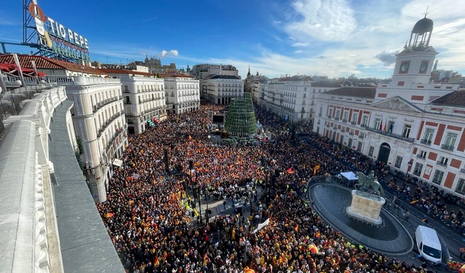 Cientos de miles de personas se manifiestan en toda Espa�a contra la amnist�a: "No callaremos hasta que volvamos a votar. �Por qu� le tienen miedo a las urnas?"