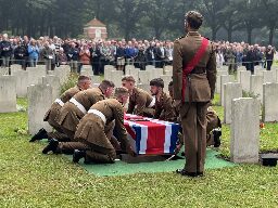 "Beautiful": English World War II soldiers finally laid to rest - DutchNews.nl