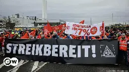 Volkswagen workers strike at factories across Germany – DW – 12/02/2024