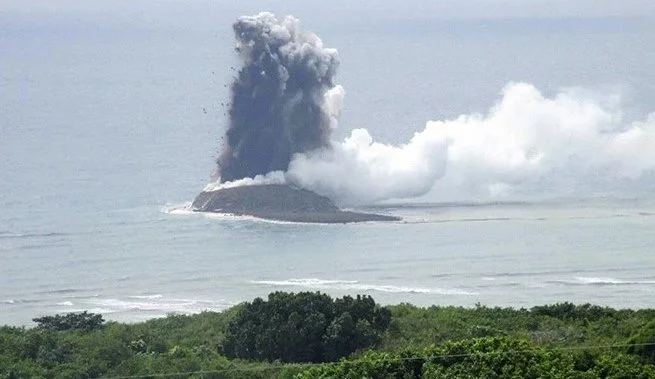 Powerful underwater volcano forms new island off the coast of Japan - National | Globalnews.ca