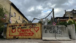 Christianitter afspærrer Pusher Street i protest mod bander | Nyheder | DR