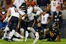 NFL: Chicago Bears fegen über Washington Commanders hinweg - Moore überragt