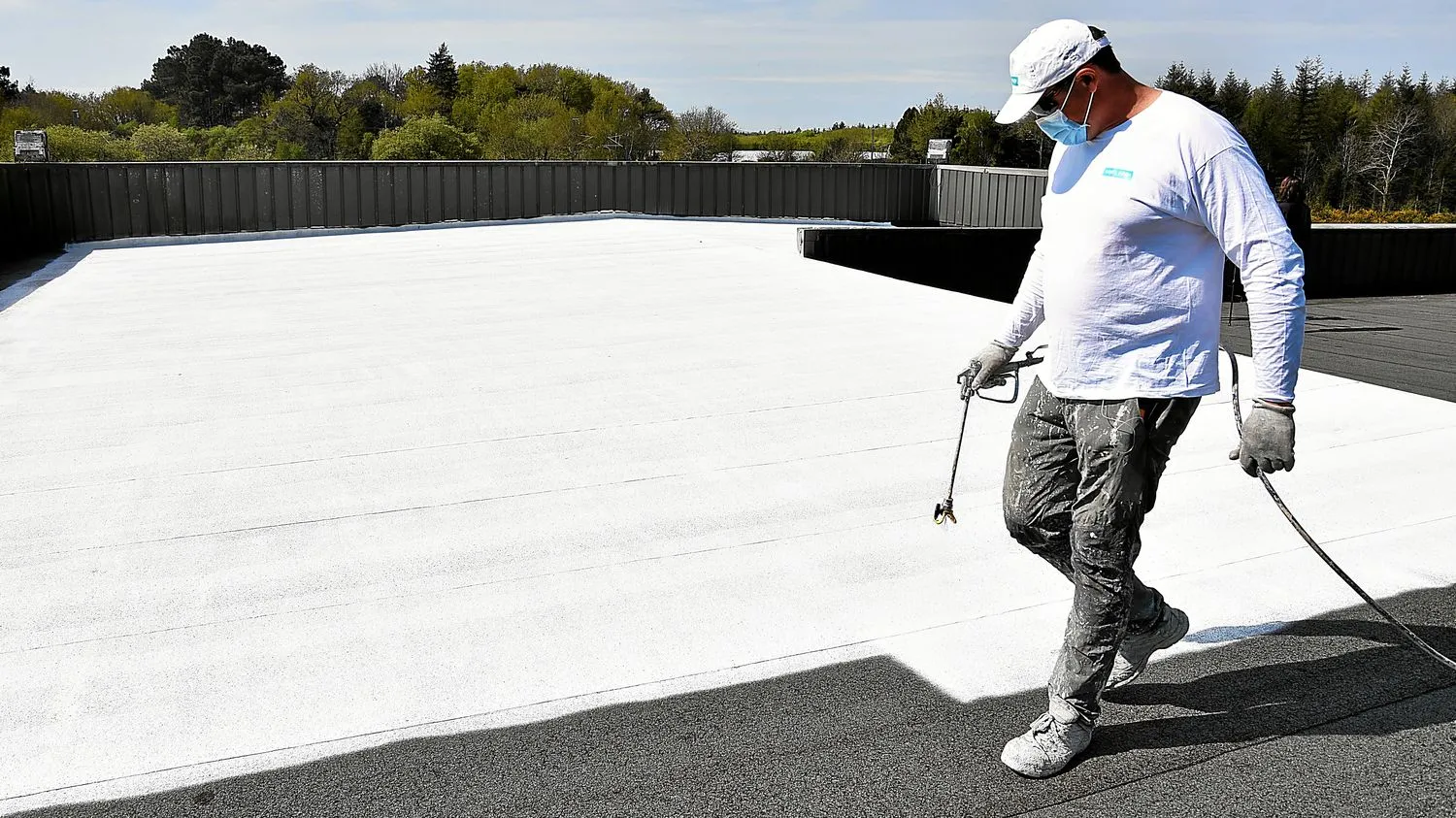 VRAI OU FAKE. Canicule : peut-on faire chuter la température d'un toit de 30 degrés grâce à de la peinture blanche, comme l'affirme Eric Piolle ?