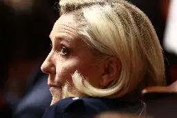 Marine Le Pen, nantie du vote populaire, vise les classes moyennes