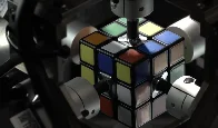 Guinness-Rekord: Mitsubishi-Roboter löst Rubik’s Cube in etwa 0,3 Sekunden