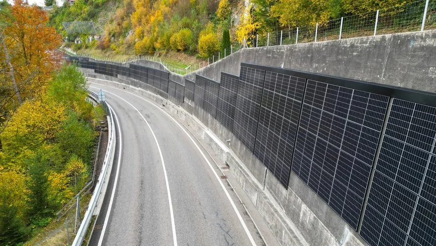 En Suisse, des panneaux photovoltaïques fixés sur des murs le long des routes