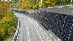 En Suisse, des panneaux photovoltaïques fixés sur des murs le long des routes