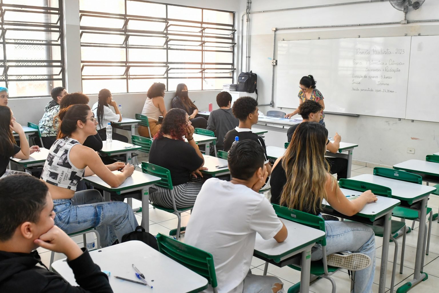 Tarcísio autoriza licitação que privatiza gestão de escolas