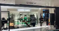 Group of up to 50 people shoplift about $100K worth of luxury items from L.A. mall; used bear spray against guards