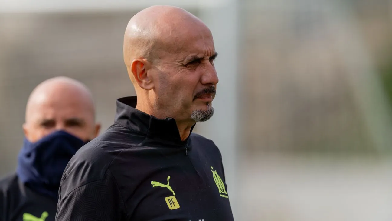 Sources: Flamengo fire coach for punching player