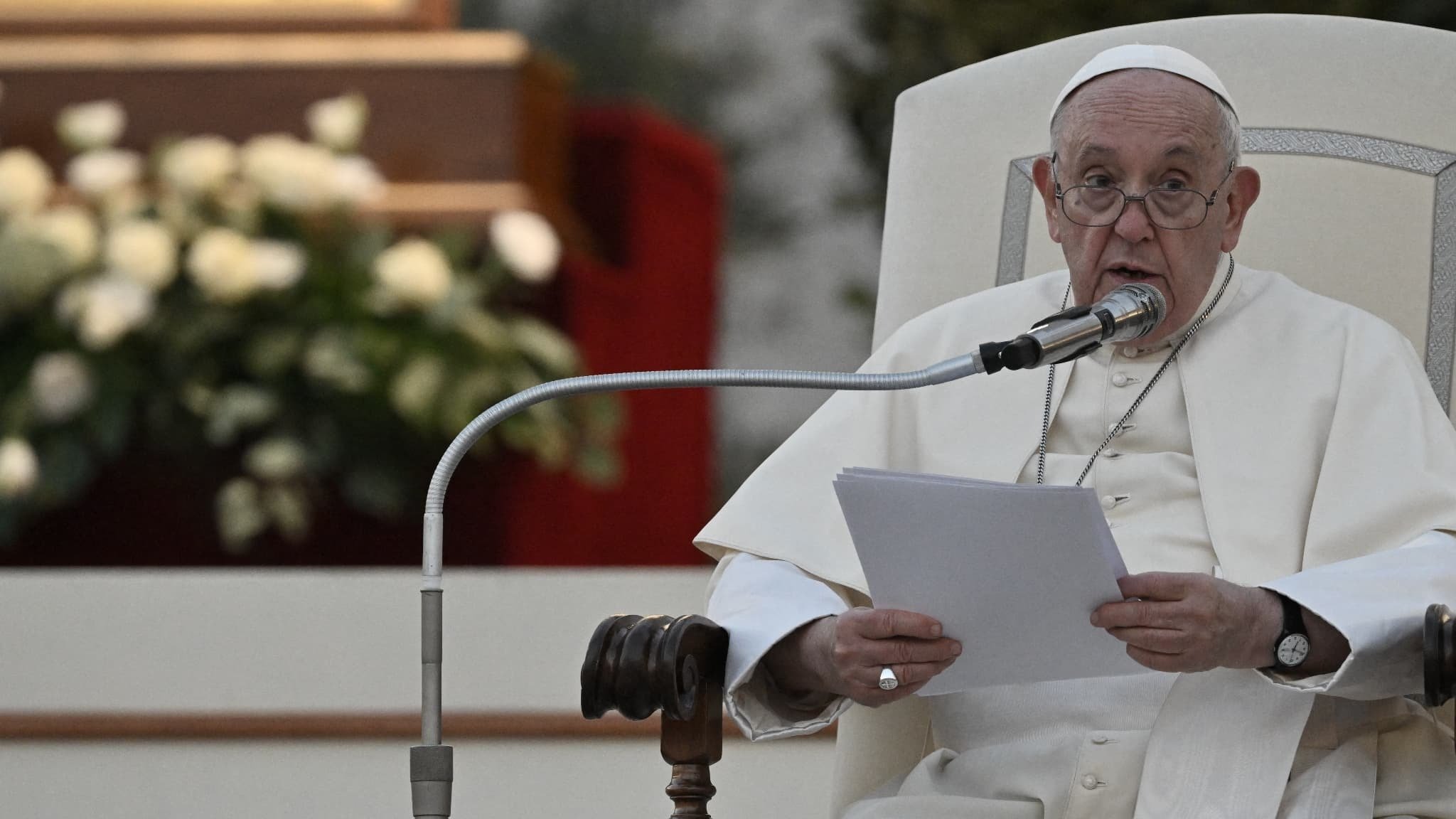 Le pape François juge que les "couples de même sexe" peuvent être bénis, une déclaration inédite