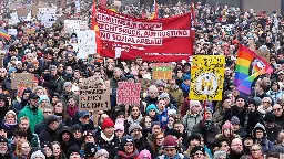 Nach der Migrationsdebatte demonstrieren Zehntausende gegen Rechtsruck