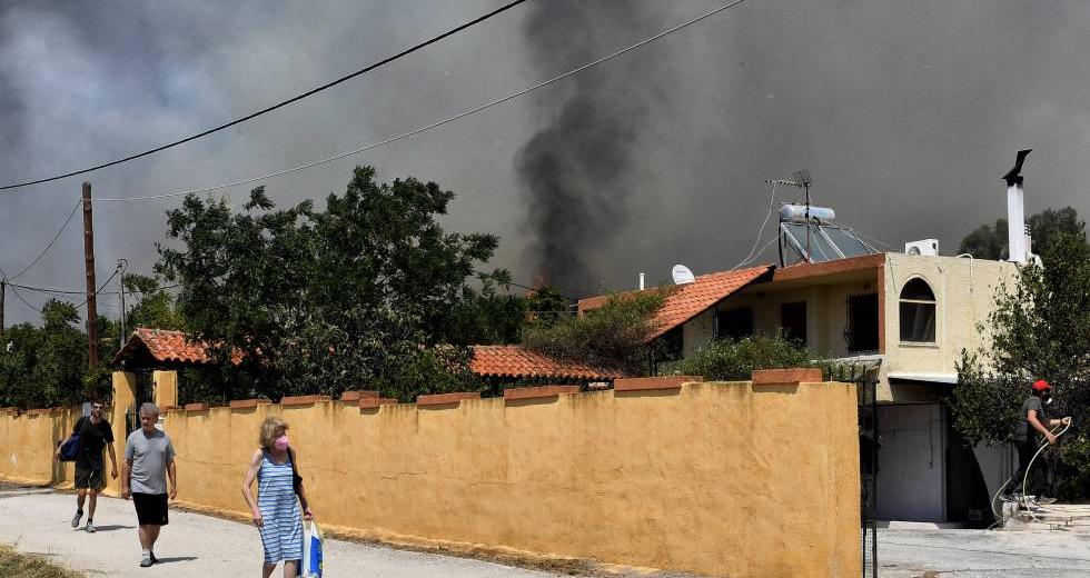 Στάχτη σπίτια και τεράστιες εκτάσεις, οργή για την έλλειψη εναέριων μέσων