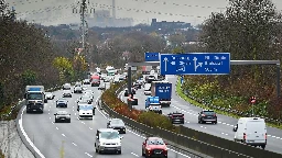 Ast von A40-Brücke in Mülheim geworfen - Auto einer Duisburgerin fast getroffen