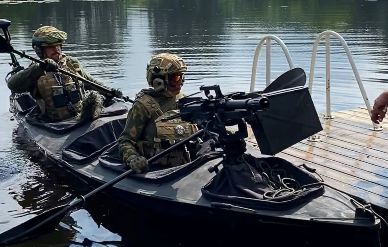Ukrainian-soliders-in-electric-kayak