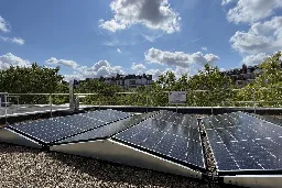 REPORTAGE. Une centrale solaire en cours d'installation sur le toit d’une école à Paris