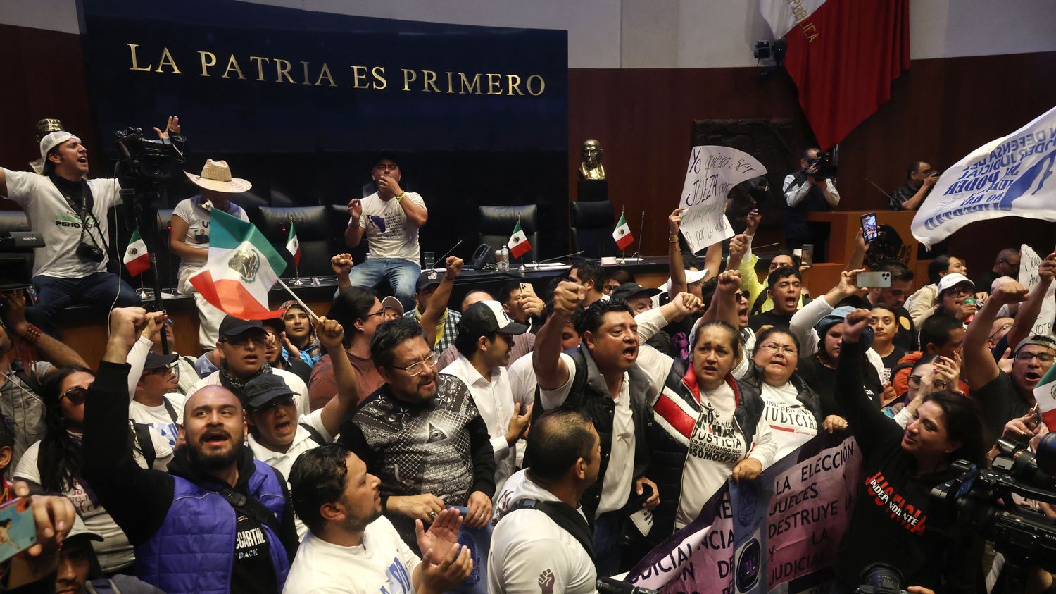 Mexique : des manifestants opposés à une réforme de la justice envahissent le Sénat