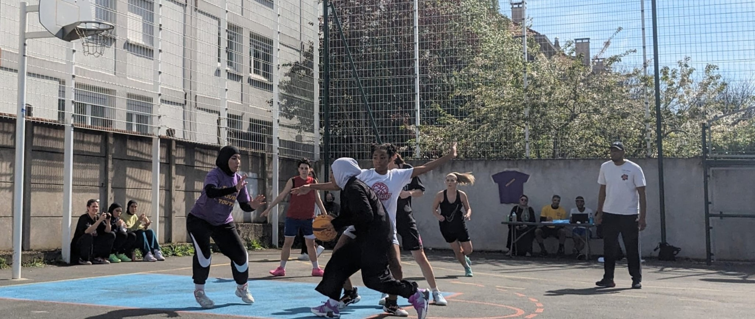 France. L’interdiction du port du foulard dans le sport en France met au jour l’existence d’une politique du « deux poids, deux mesures » discriminatoire à la veille des Jeux olympiques et paralympiques