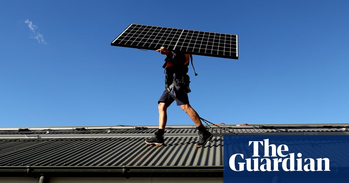 Solar panel waste to reach crisis levels in next two to three years, Australian experts warn