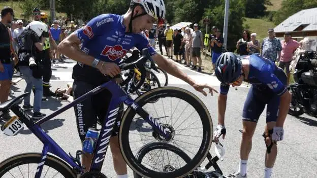 Fan causes crash taking selfie at Tour de France