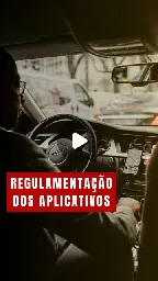 Thiago Torres on Instagram: "Projeto de regulamentação do trabalho por aplicativo propõe alguns benefícios pros motoristas, mas quem mais sai ganhando com ele são as empresas.

Nesse vídeo, rebato algumas mentiras que estão sendo ditas sobre o Projeto do governo Lula, mas também mostro que ele não é bom, ao manter e aprofundar pontos da Deforma Trabalhista de Michel Temer.

Não ressaltei no vídeo porque só me atentei a isso depois, mas criar a categoria de “trabalhador autônomo por plataforma” também oferece grande risco a toda a classe trabalhadora, ao institucionalizar a uberização do trabalho e abrir brecha pra que todos os funcionários de empresas passem a ser contratados por aplicativos como “autônomos” e, consequentemente, com menos direitos.

Observação: no vídeo eu falei que precisa trabalhar oito horas por dia pra ter acesso “aos direitos", mas na verdade é pra ter acesso AO DIREITO do salário mínimo. Pelo que eu entendi, os outros direitos continuam garantidos mesmo a quem trampar menos que oito horas."