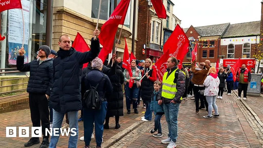 Striking Lincolnshire food factory workers march through town