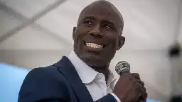 Hall of Fame RB Terrell Davis says he was placed in handcuffs on United Airlines flight