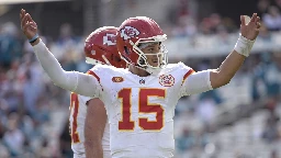 Chiefs, Mahomes agree to restructured deal to include big pay raise, AP source says