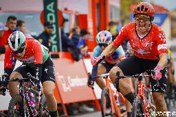 La Vuelta report: Alison Jackson wins crash-marred stage 2 - Escape Collective
