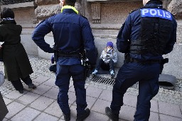 Greta Thunberg dragged by police from climate protest