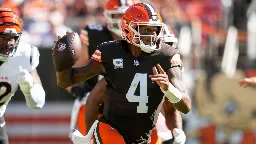 Browns' Watson carted off with noncontact injury