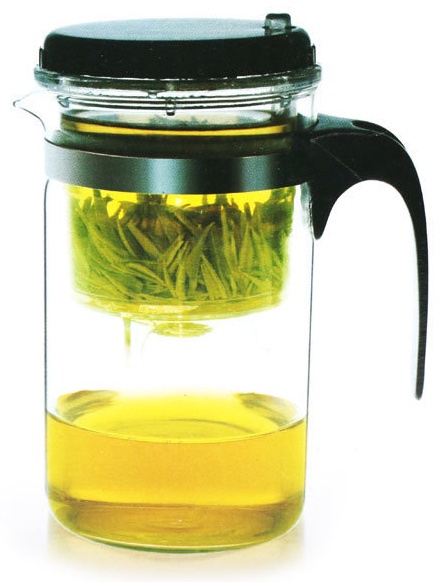 Glass tea brewer pitcher where leaves are in the top compartment and tea liquor in the bottom compartment