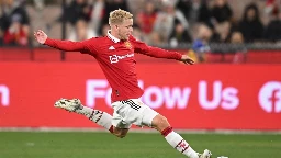 Herstelde Van de Beek schiet United naar oefenzege op Lyon