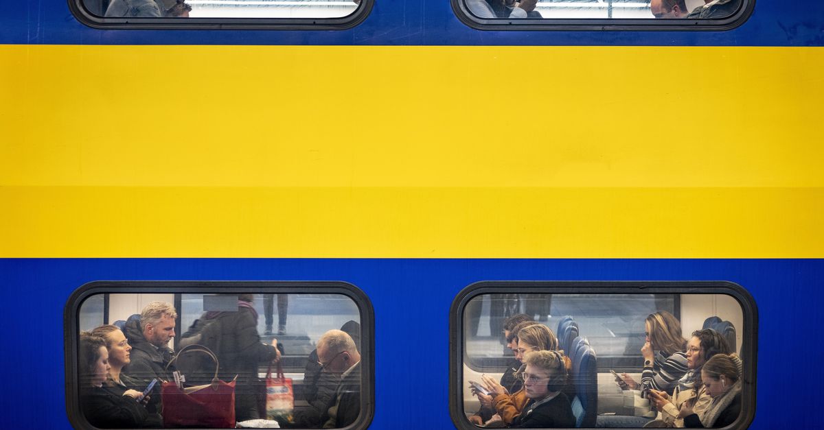 Opinie | Steek ongebruikt geld voor asfalt in het spoor