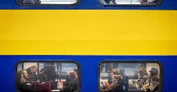 Opinie | Steek ongebruikt geld voor asfalt in het spoor