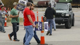 Autoworkers reach a deal with Ford, a breakthrough toward ending strikes against Detroit automakers