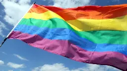 Neubrandenburg: Regenbogenflagge durch Hakenkreuz ersetzt