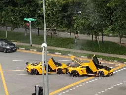 Two yellow Lamborghinis crashed in Singapore - Lemmy.world