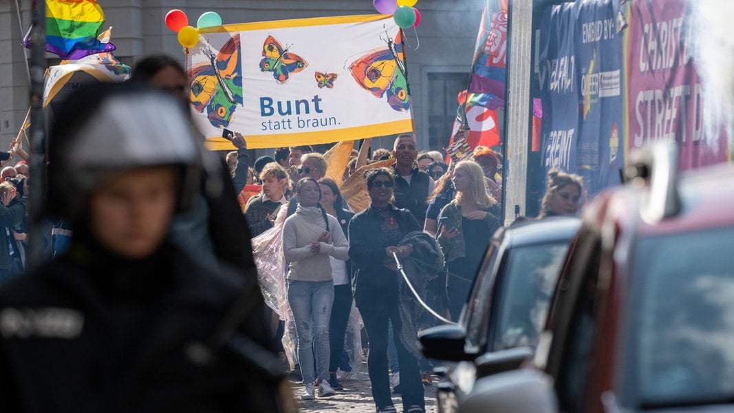 Erster CSD in Wismar: 2.100 Menschen feiern queere Community - Störaktionen von rechtsextremen Gruppierungen