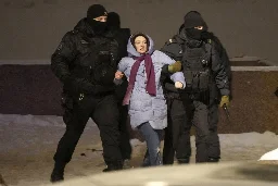 [photo] Police officers detain a woman who laid flowers for Alexei Navalny in St. Petersburg