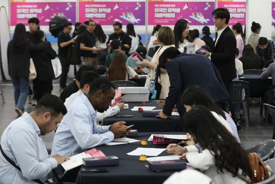 Gov't proposes standardized system for foreign names in official Korean documents