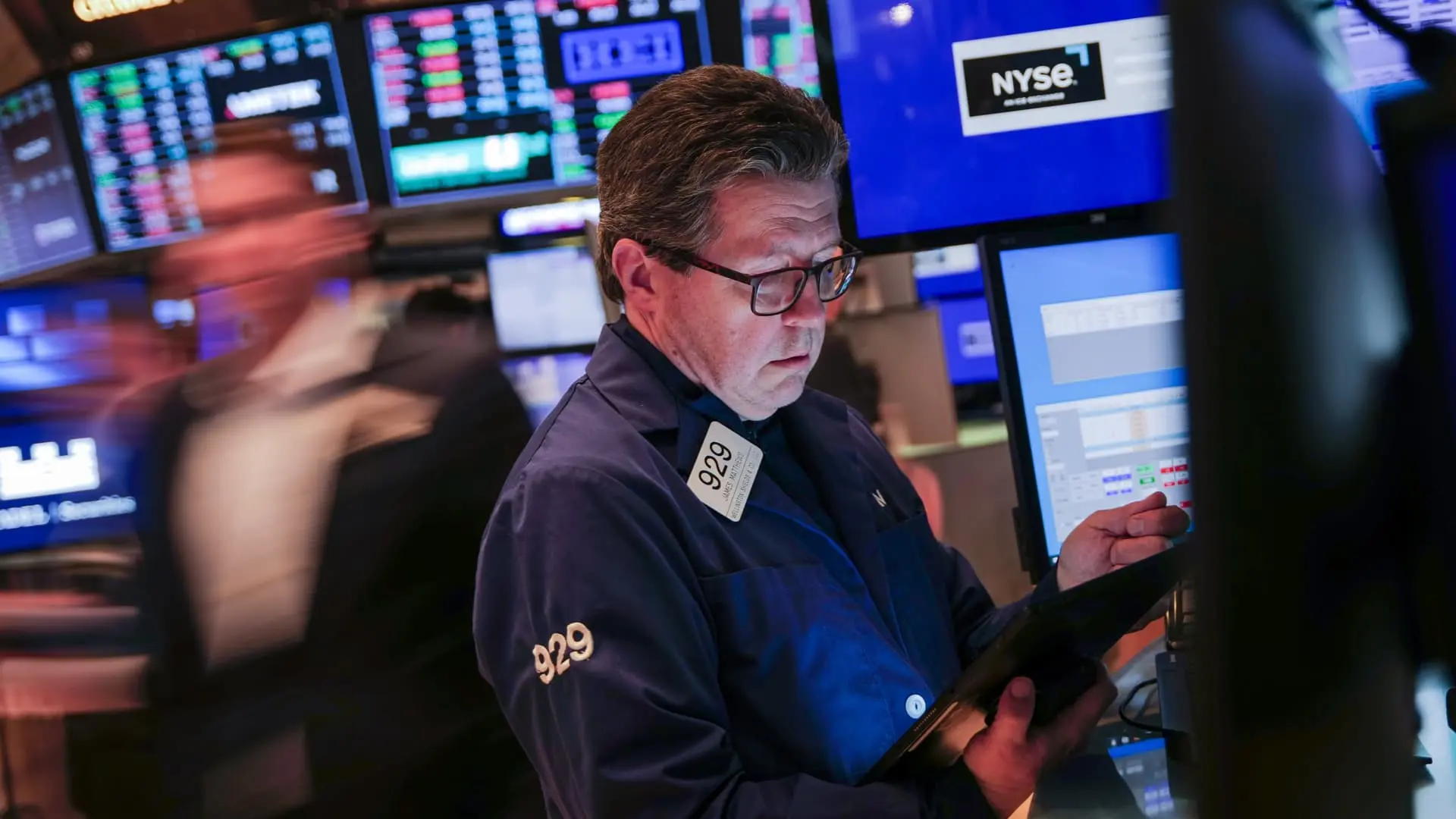 Dow tumbles 900 points, Nasdaq drops 4% as market sell-off intensifies on recession fears: Live updates